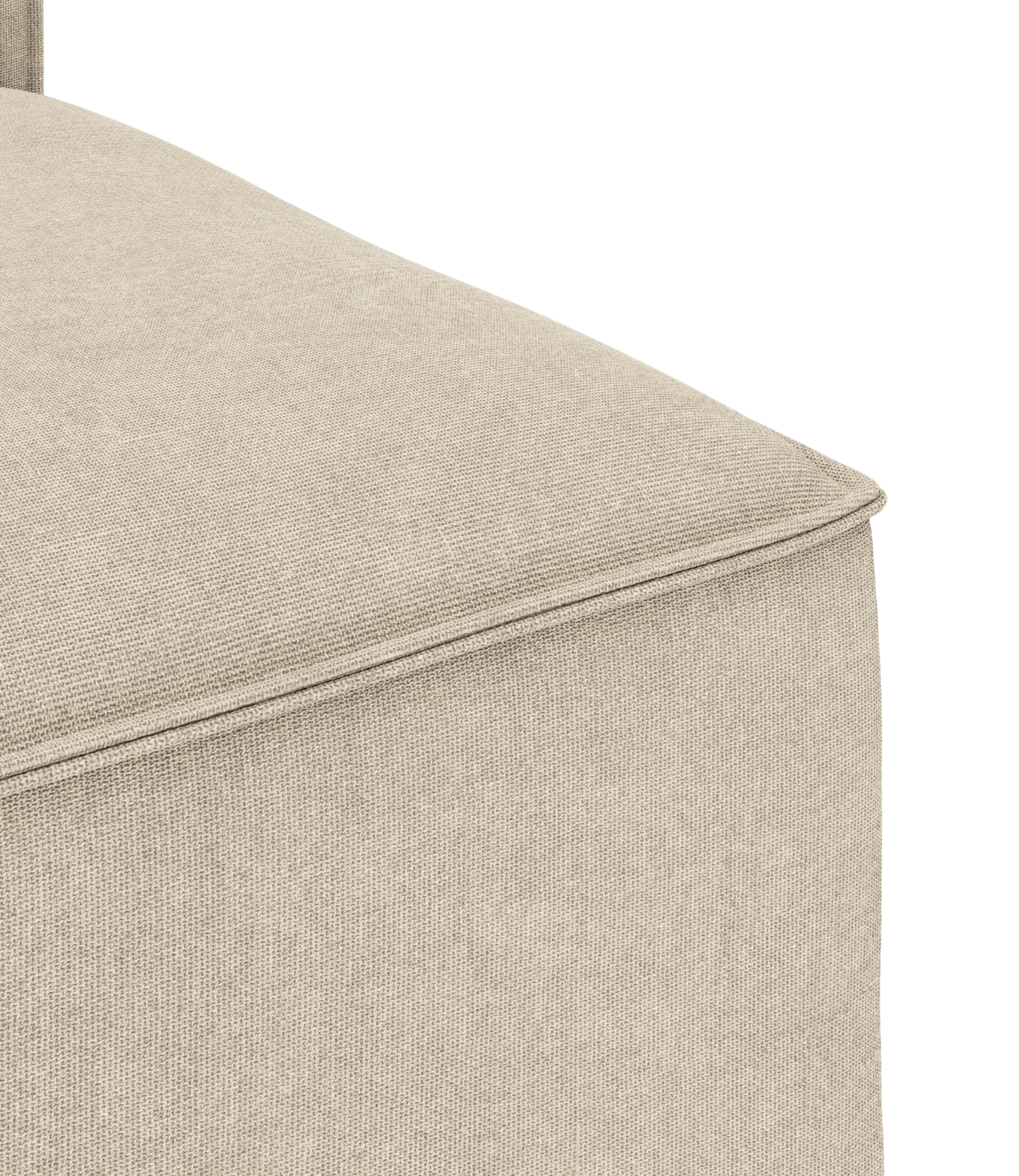 Nærbillede af et beige stofbetrukket sofahjørne med pibesøm i studiemiljø.