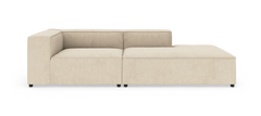 Beige modulsofa med chaiselong til højre, fotograferet forfra på hvid baggrund.