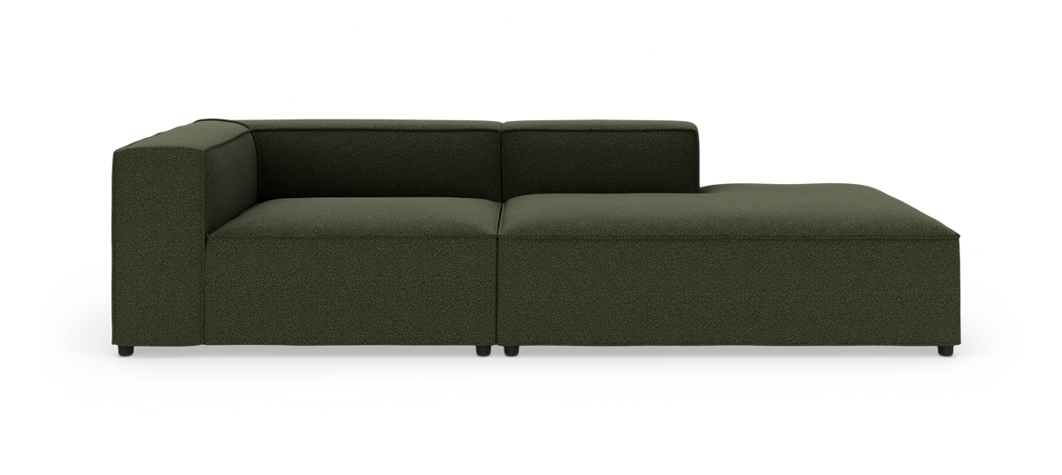 Modulsofa med venstrehjørne og chaiselong i mørkegrønt stof, frilagt på hvid baggrund.