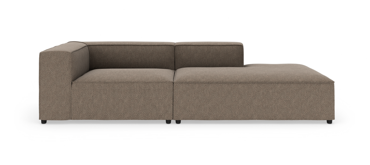 Modulsofa med venstrehjørne og højre chaiselong i beige stof, set forfra på hvid baggrund.