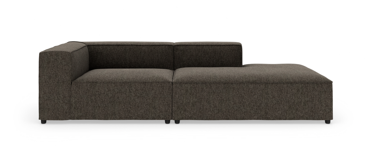 Modulsofa i mørkebrun tekstil med venstrehjørne og højre chaiselong, lav ryg og rene linjer på hvid baggrund.