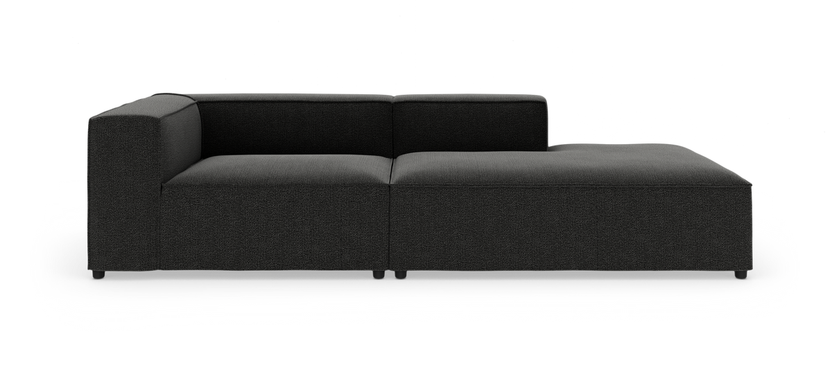 Modulsofa i mørkegrå med højrevendt chaiselong, fotograferet lige for i studie mod hvid baggrund.
