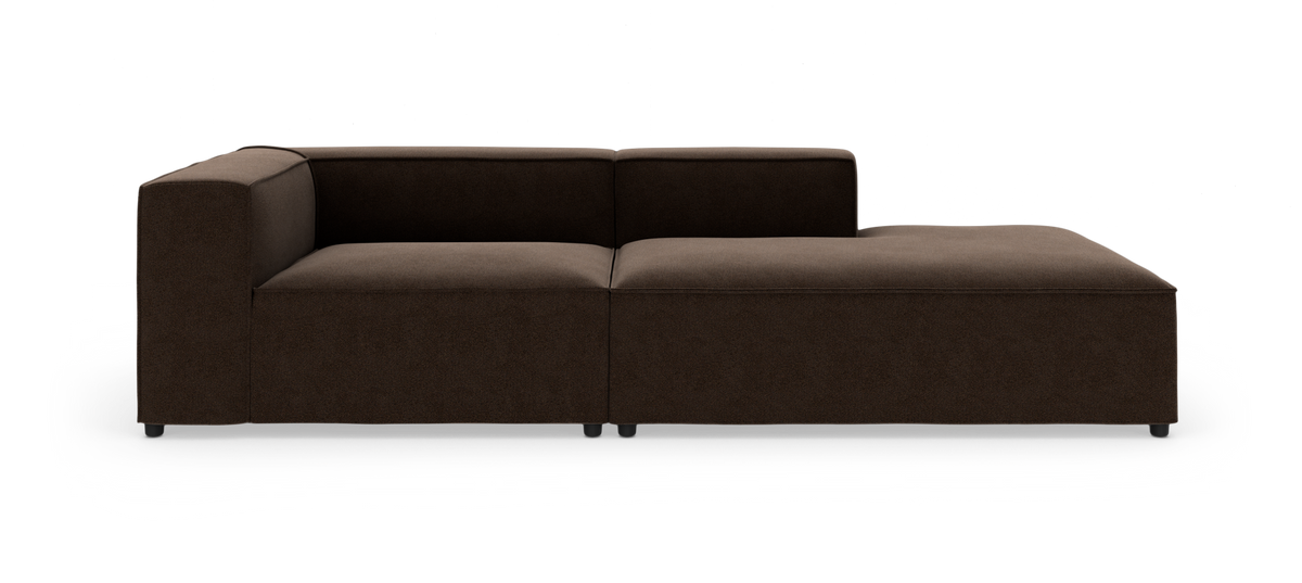 Mørkebrun modulsofa med venstre armlæn og højre chaise longue, lav ryg og rene linjer på hvid baggrund.
