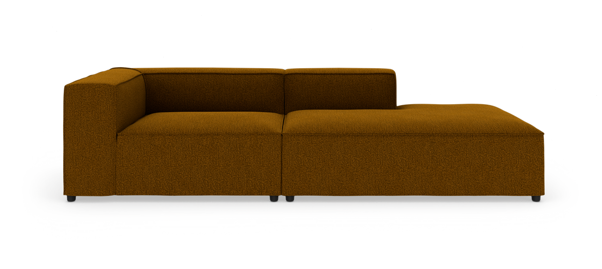 Modulsofa med venstrehjørne og højre chaiselong i sennepsbrun tekstil på hvid baggrund.