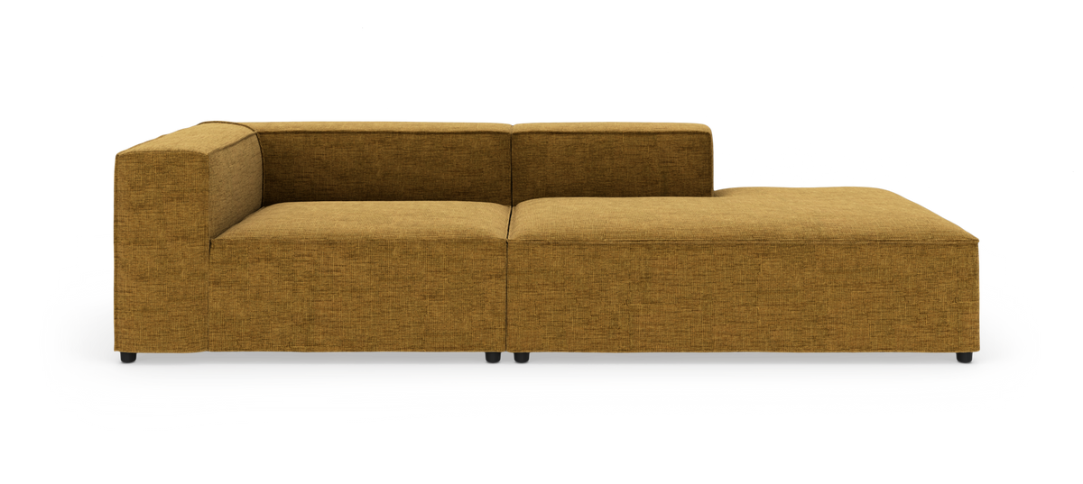 Modulsofa i sennepsgul tekstil med højrevendt chaiselong, frilagt på hvid baggrund i frontvisning.