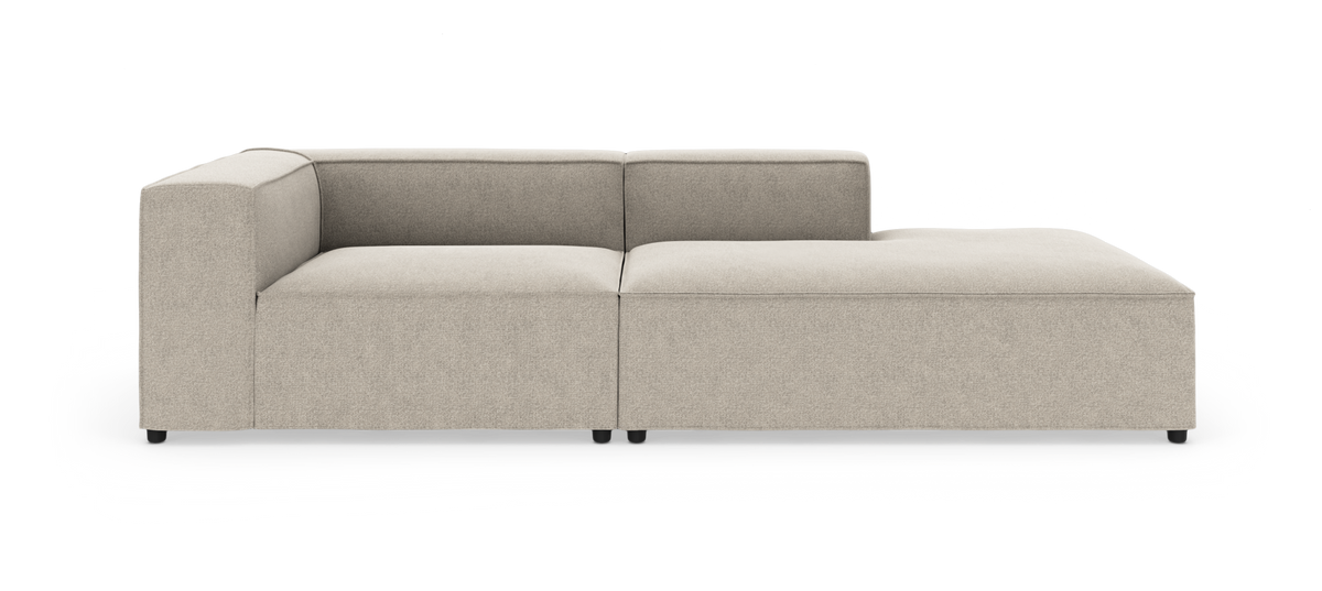 Beige modulsofa med venstre armlæn og højre chaiselong, set lige forfra.