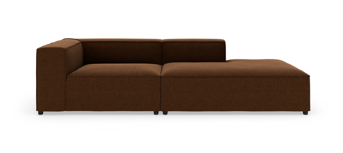 Brun modulsofa med chaiselong til højre, frilagt på hvid baggrund, moderne og lav.