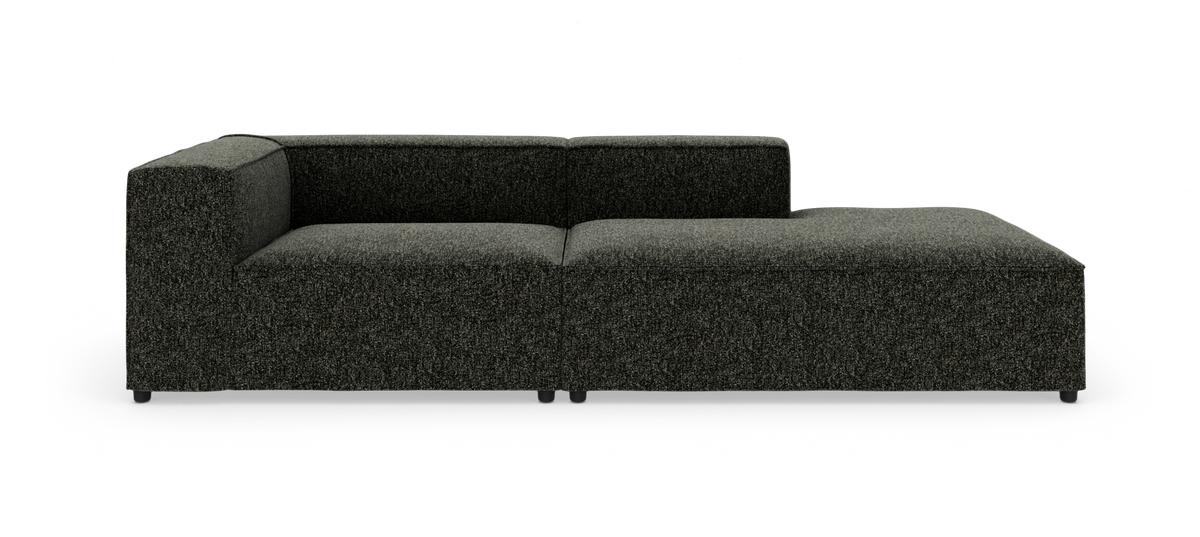 Modulær hjørnesofa med venstre armlæn og chaiselong i mørkegråt stof, frilagt produktfoto forfra.