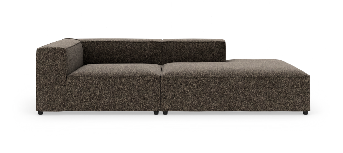 Brun modulsofa med chaiselong set forfra på hvid baggrund.