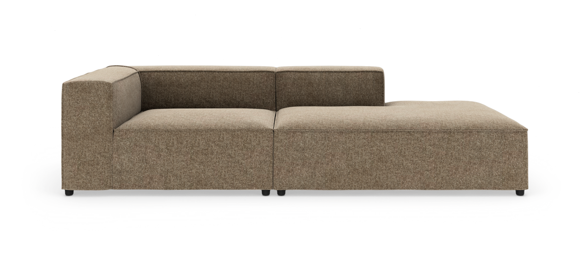 Modulsofa i brun-beige stof med venstre armlæn og højre chaiselong, frilagt på hvid baggrund.
