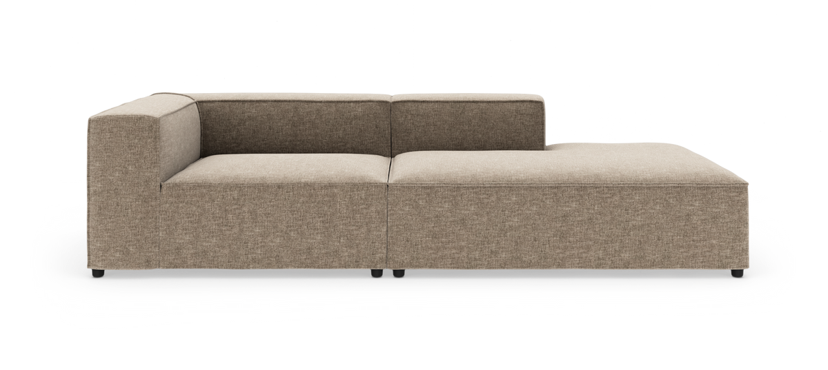 Modulsofa i beige stof med venstre armlæn og højre chaiselong, set forfra på hvid baggrund.