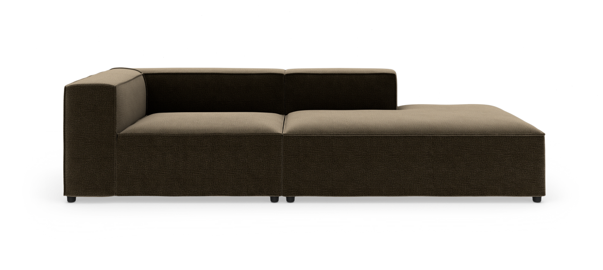 Modulsofa med venstre armlæn og chaiselong i mørkebrun tekstil, fotograferet forfra i studie.