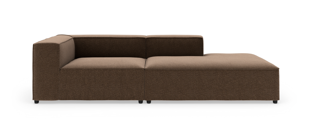 Brun modulsofa med højre chaiselong i stof, minimalistisk design, frilagt på hvid baggrund.