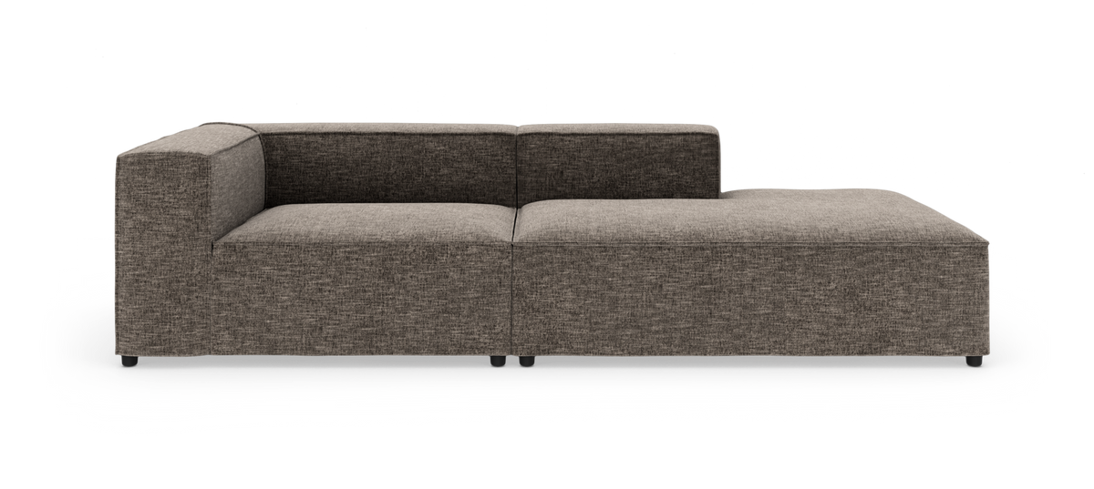 Modulær hjørnesofa med chaiselong i brungråt stof, fotograferet lige for mod hvid studiobaggrund.