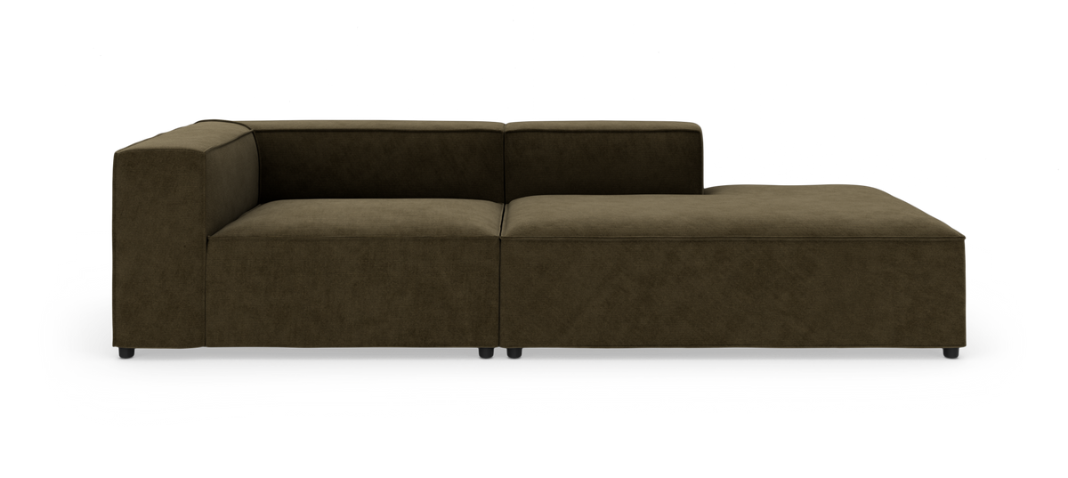Modulsofa i mørk olivenbrun stof med venstre armlæn og højre chaiselong, fotograferet lige forfra på hvid baggrund.