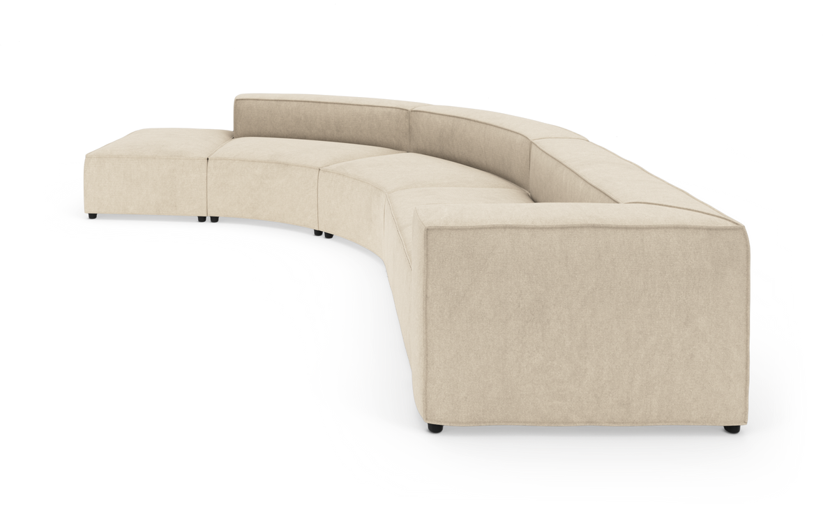 Beige, buet modulsofa med lav ryg og brede armlæn, fritlagt på hvid baggrund.