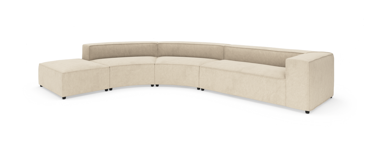 Buet modulsofa i beige stof med brede armlæn på hvid baggrund.