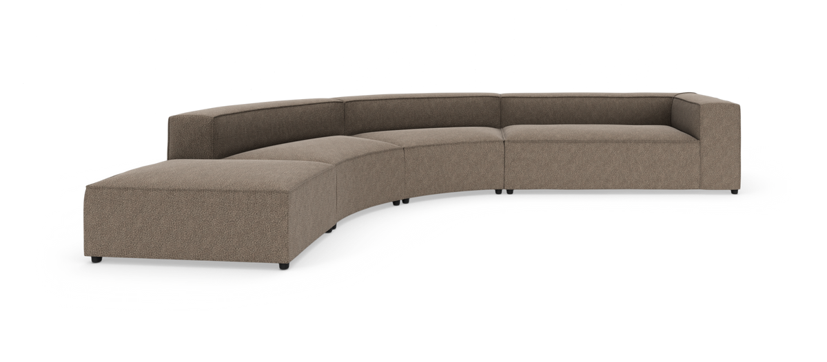 Brun, modulær, buet sofasektion med chaiselong i venstre side og brede armlæn, fritlagt på hvid baggrund.