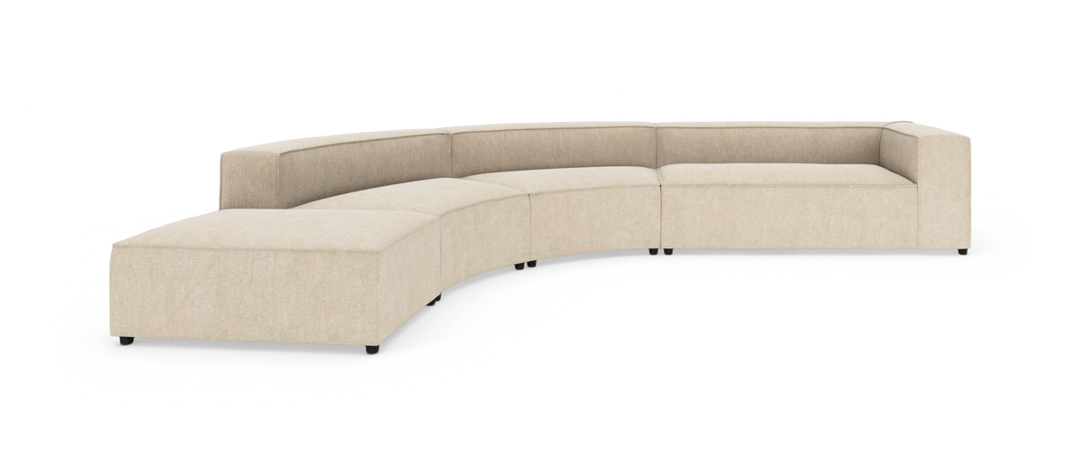 Beige, modulær, buet sofa med høje armlæn, fotograferet på hvid studiebaggrund.