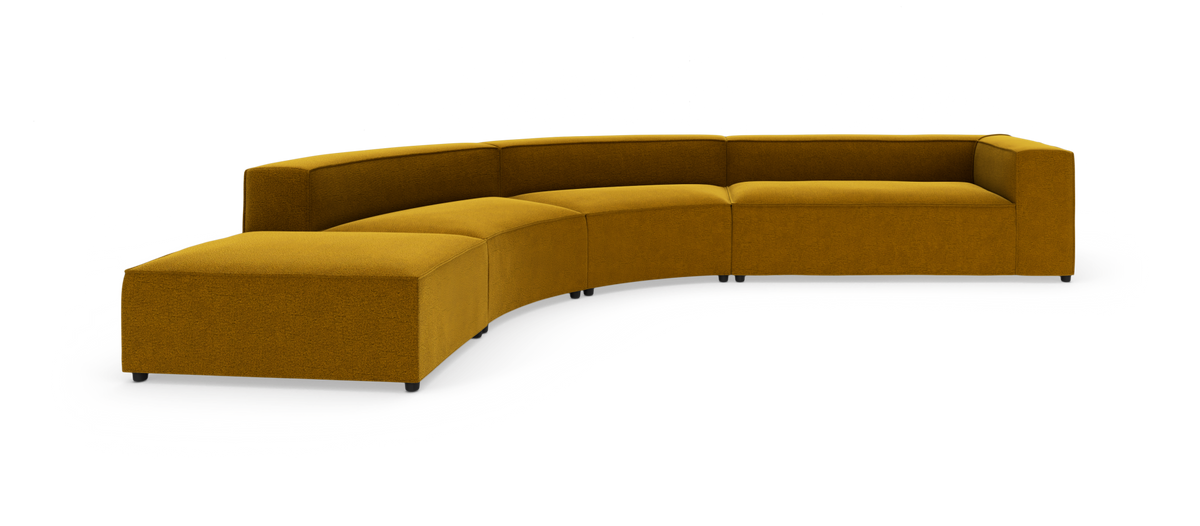 Buet modulsofa i sennepsgul tekstil på hvid studiobaggrund.