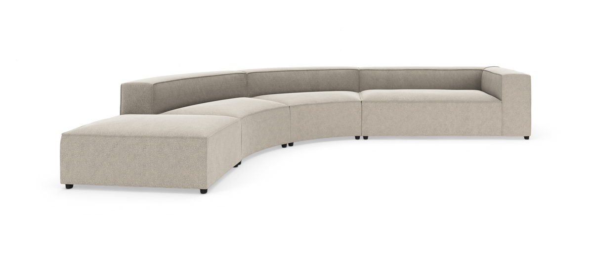 Beige modulsofa i blød S‑formet bue på hvid baggrund, studieoptagelse.