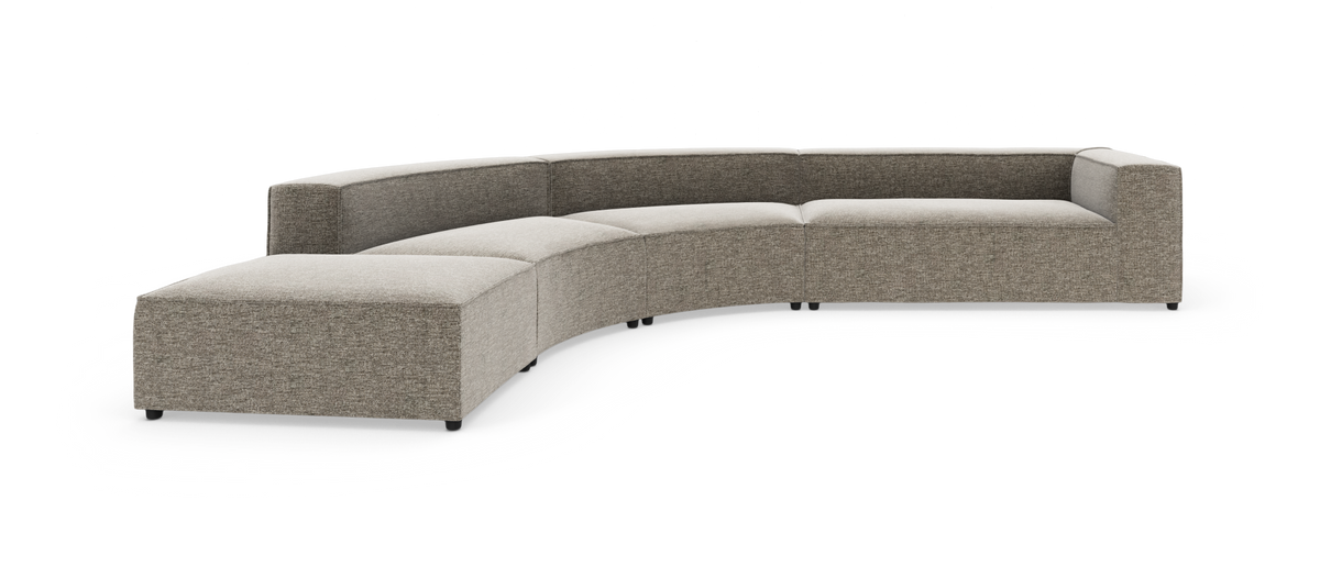 Buet modulsofa i lys grå‑beige tekstil, isoleret på hvid baggrund.