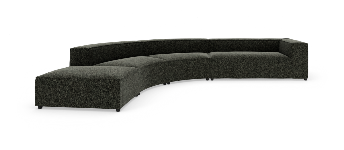 Mørkegrøn modulær, buet sofa i tekstil på hvid studiobaggrund.