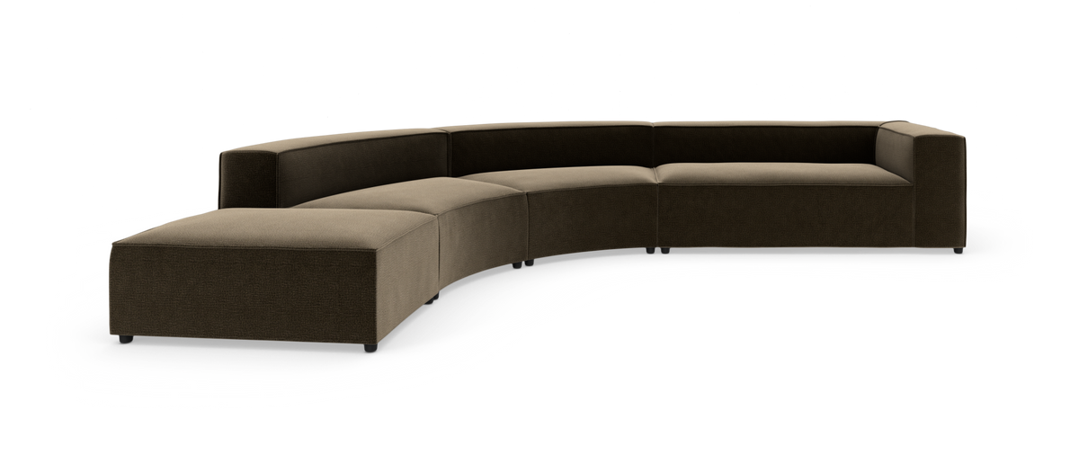 Brun, buet modulsofa med åben chaiselong, isoleret på hvid baggrund.