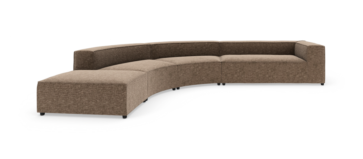 Brun modulsofa i blødt, svunget L‑design med bred chaiselong og lige armlæn, frilagt på hvid baggrund.