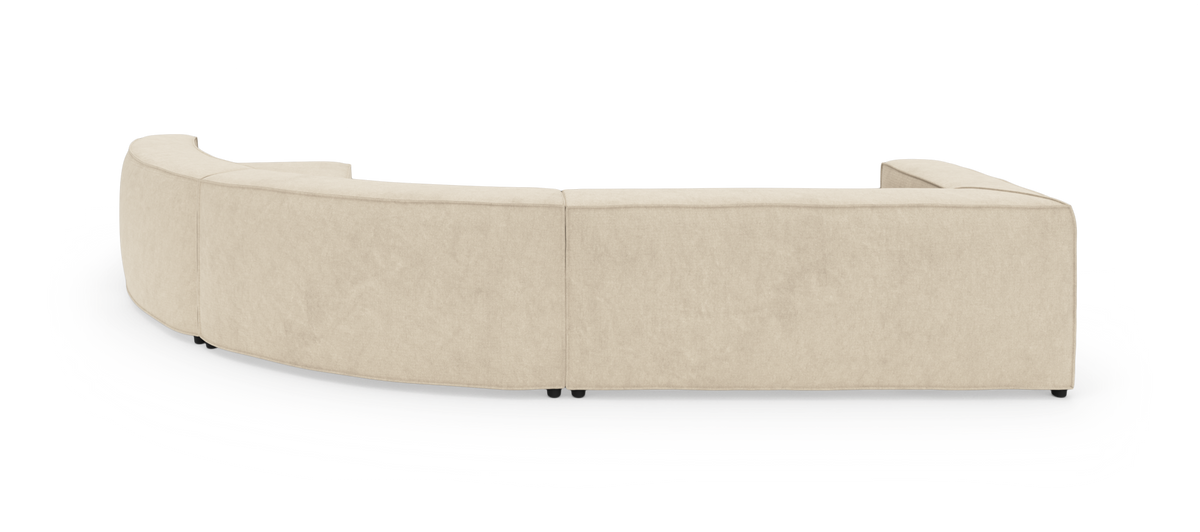 Beige modulsofa med buet ryg, set bagfra på hvid baggrund.