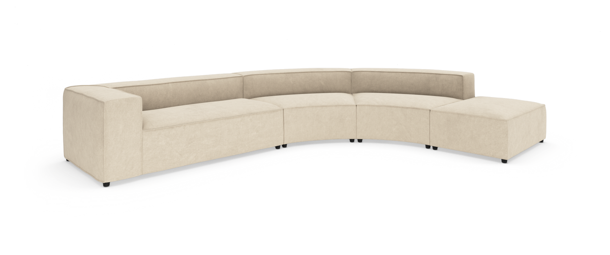 Beige modulsofa med blød, buet form og brede armlæn, afsluttet med en ottoman i højre side, frilagt på hvid baggrund.