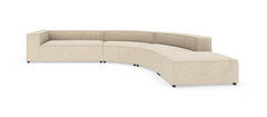 Beige, buet modulsofa med brede armlæn og afsluttende chaiselong til højre, frilagt på hvid baggrund.