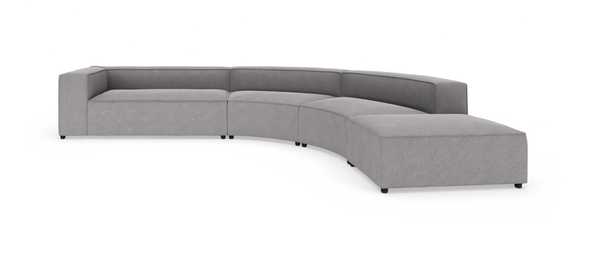 Lysgrå modulsofa i blødt, buet sectional-design med lige armlæn, fotograferet på hvid studiobaggrund.