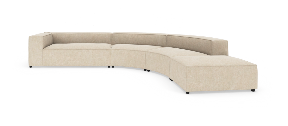 Beige modulsofa i blødt S‑form på hvid studiebaggrund.