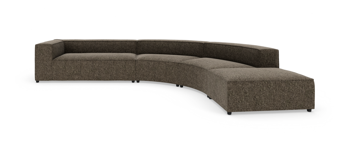 Brun, buet modulsofa i tekstil frilagt på hvid baggrund.