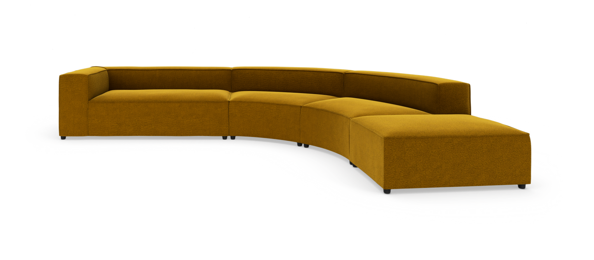 Modulær, buet sofa i sennepsgul tekstil på hvid baggrund.