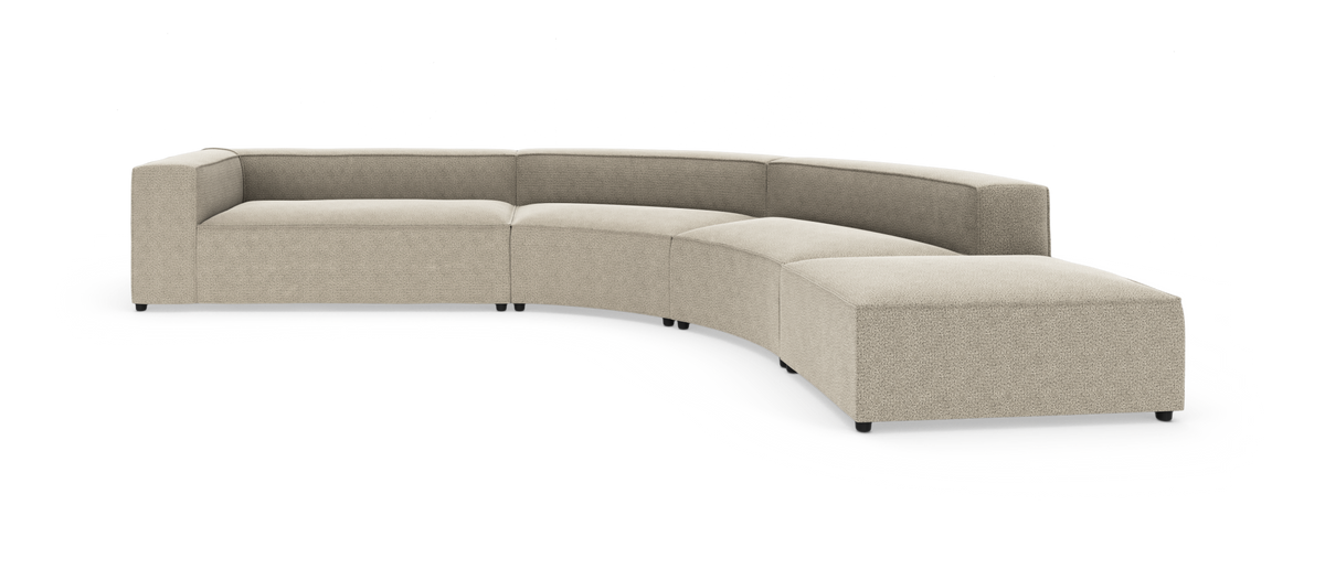 Buet modulsofa i beige tekstil med høj armlæn i den ene ende og åben chaiselong‑ende på hvid baggrund.