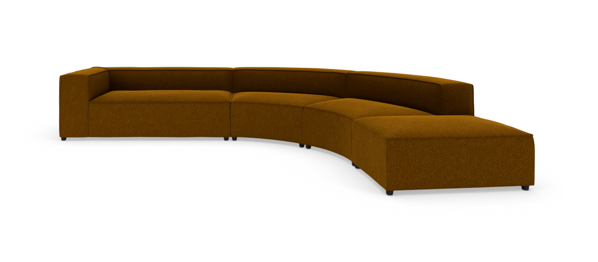 Bueformet modulsofa i sennepsgul tekstil på hvid baggrund.