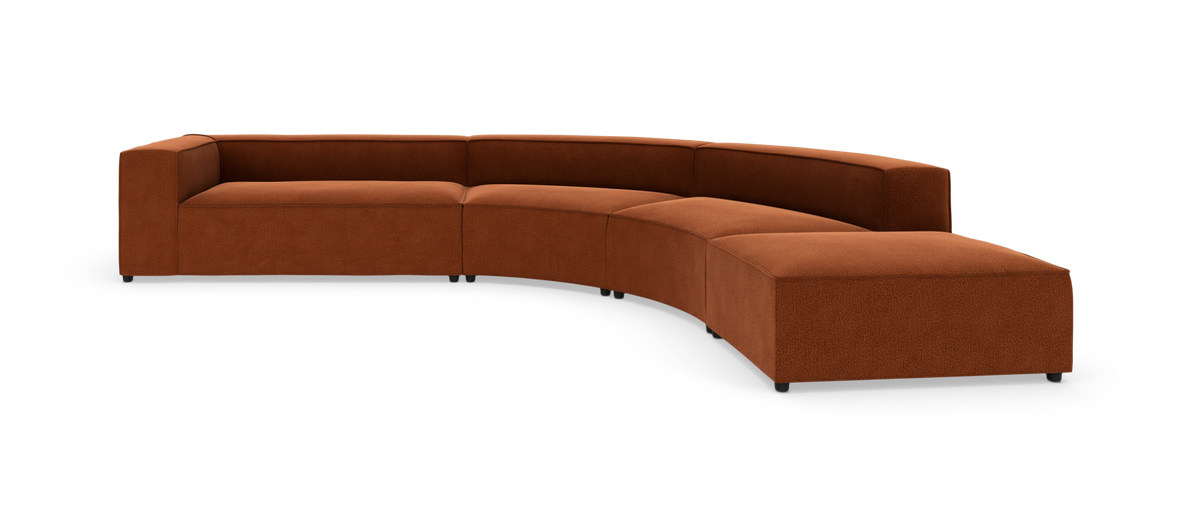 Kurvet modulsofa i rustbrun tekstil, isoleret på hvid baggrund.