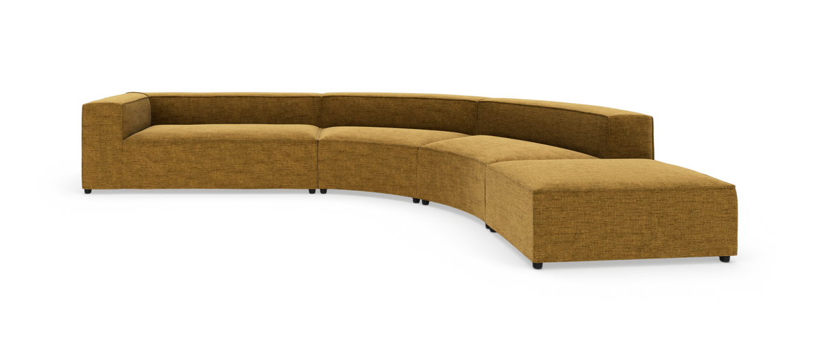 Modulsofa i buet sektion i sennepsgul tekstil, fritstående på hvid baggrund.