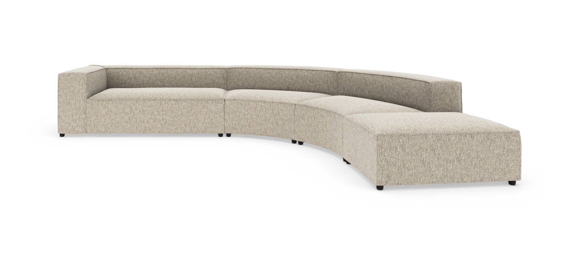 Lys beige, buet modulsofa med firkantede armlæn på hvid baggrund.