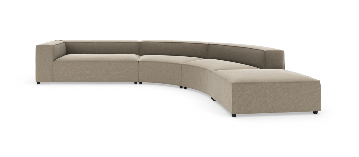 Buet modulsofa i beige stof med lige armlæn, frilagt på hvid baggrund.