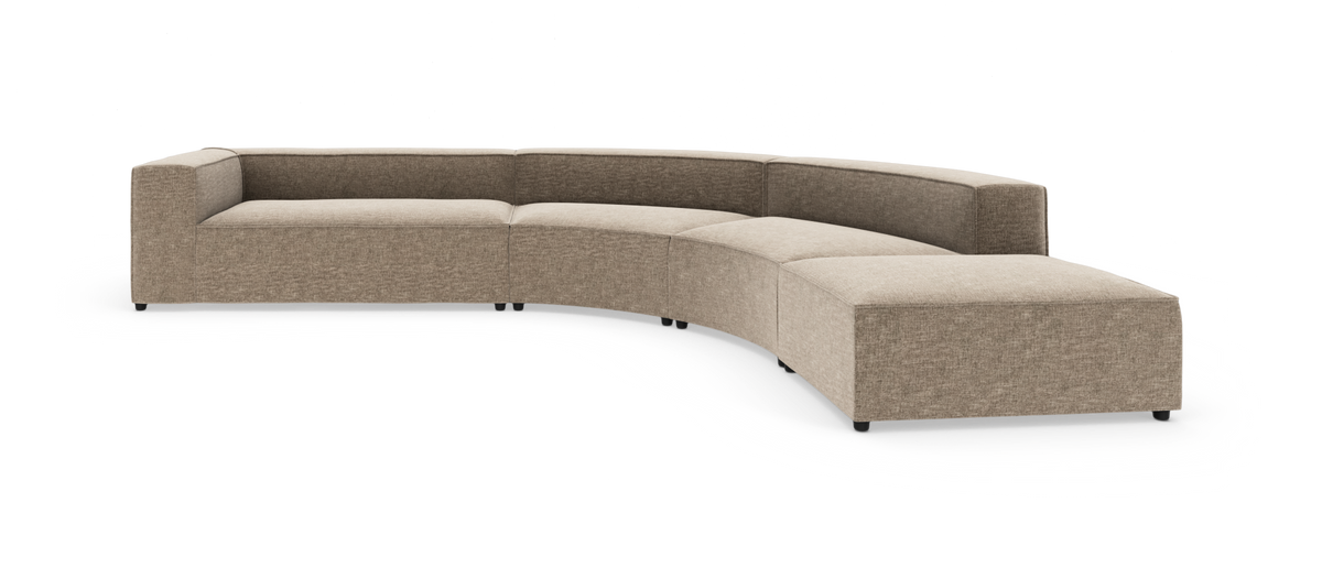 Bueformet modulsofa i beige tekstil med kantede armlæn på hvid baggrund.