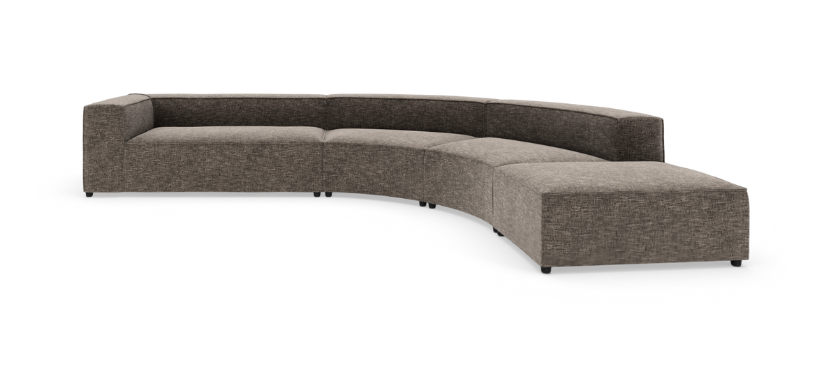 Modulær, buet sofa i gråbrunt tekstil med lav ryg og blokformede armlæn, frilagt på hvid baggrund.