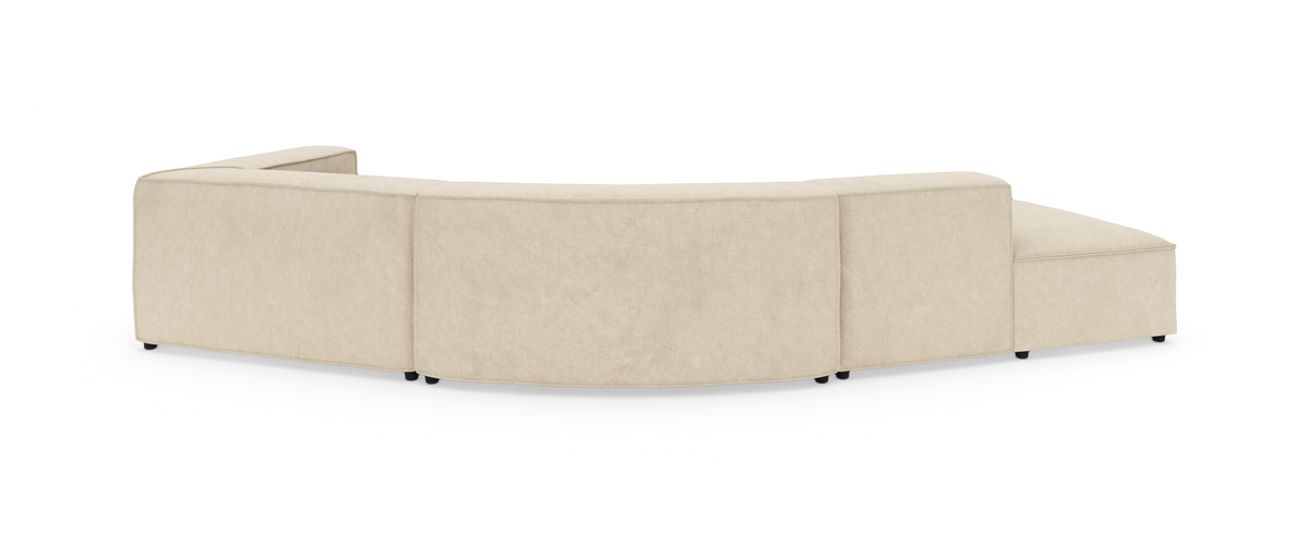 Bagfra-vinkel af en buet modulsofa i beige stof på hvid studiobaggrund.