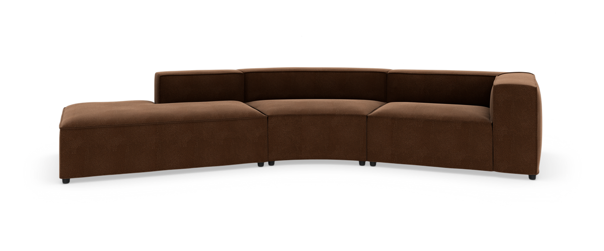 Modulsofa i brun tekstil med buet sektion og venstrevendt chaiselong, frilagt på hvid baggrund.