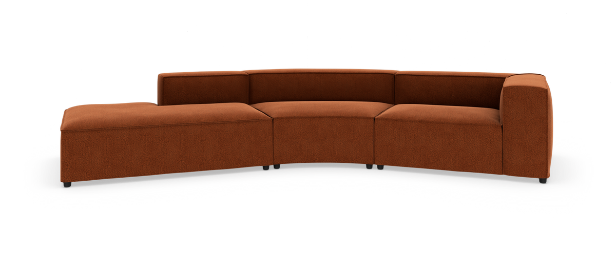 Brun‑orange modulsofa med buet sektion, chaiselong til venstre og armlæn til højre, på hvid studiobaggrund.