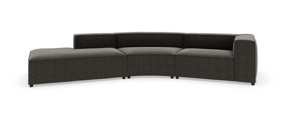 Modulær, mørkegrå, buet sofa med chaiselong i den ene ende på hvid baggrund.