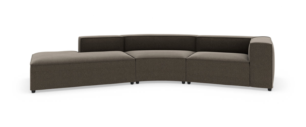 Modulær, buet hjørnesofa i mørkebrun tekstil, frilagt på hvid baggrund.
