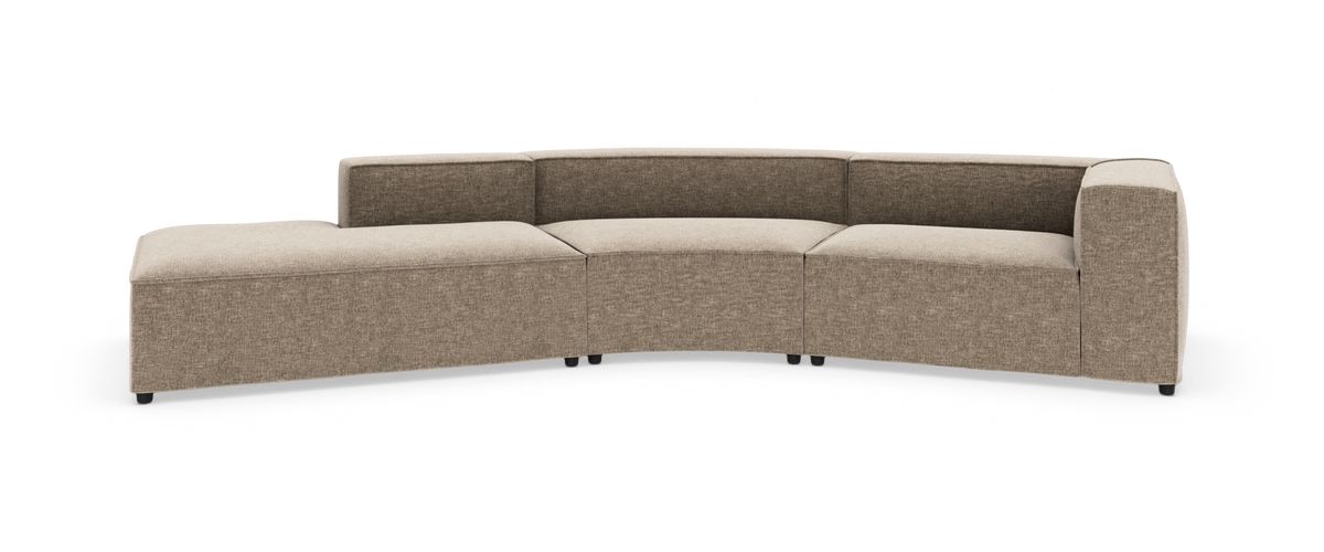 Brun‑beige modulsofa i buet form med venstrevendt chaiselong og højre armlæn, frilagt på hvid baggrund.